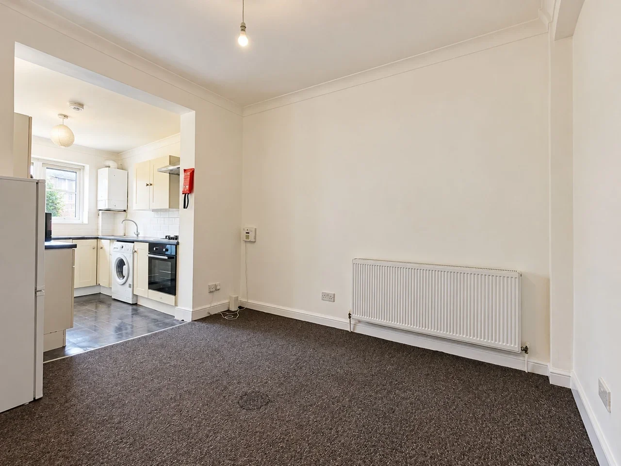 Flat Leader Avenue in Greater London
