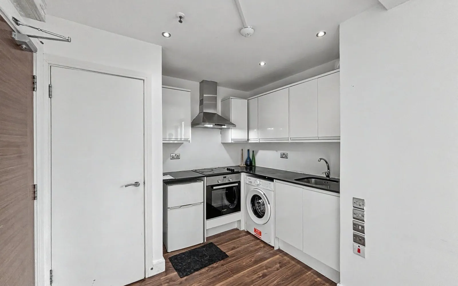 Flat Elmgrove Road in Greater London