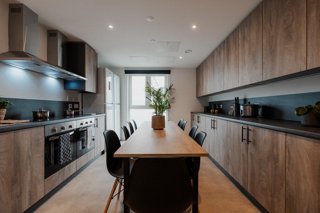Room Ilderton Road in Greater London