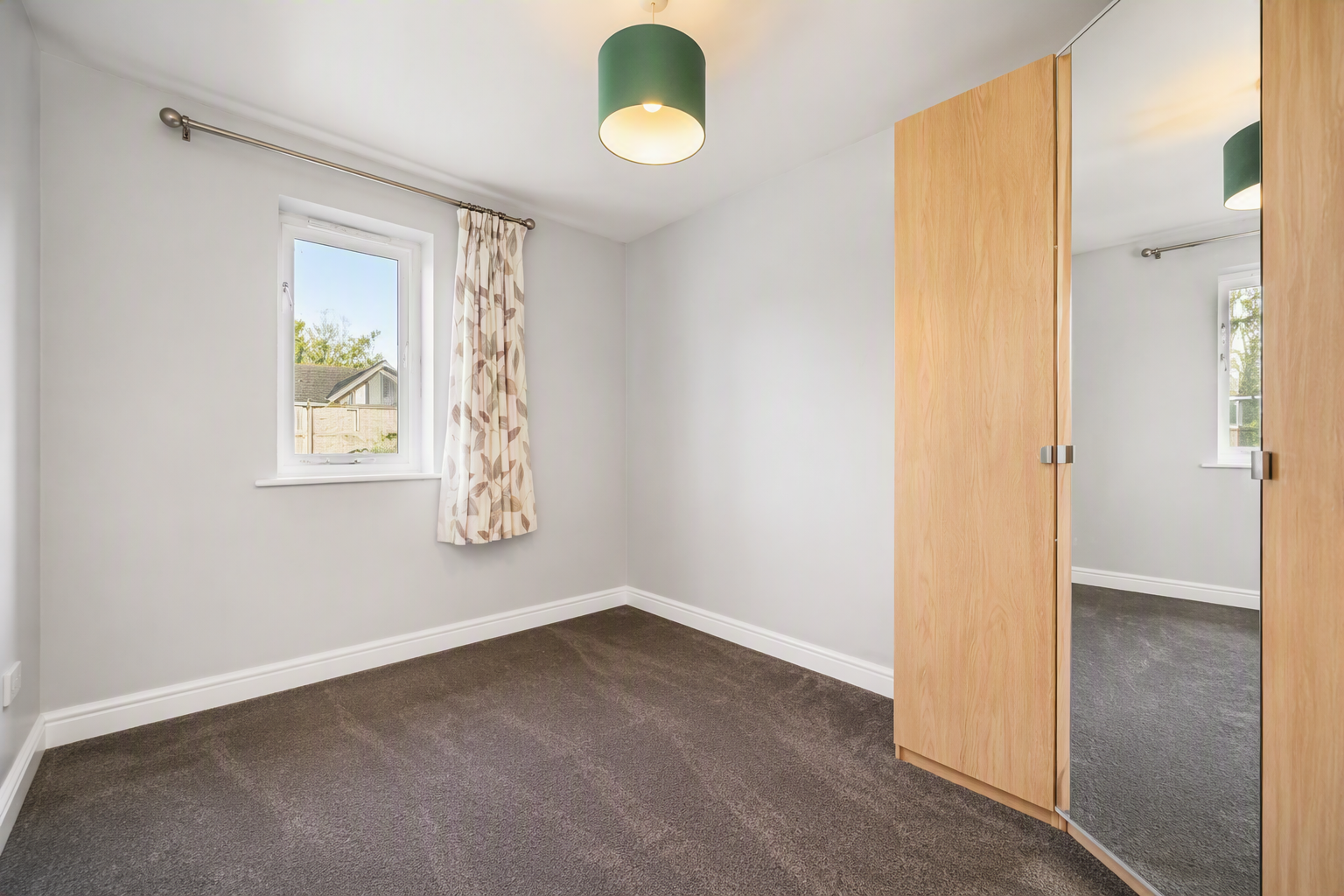 Flat Dominion Close in Greater London