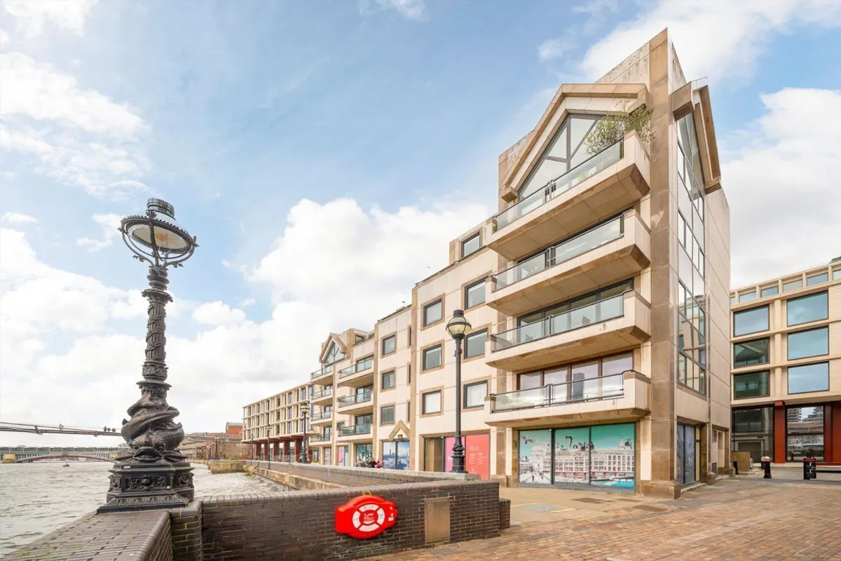 Flat High Timber Street in City of London