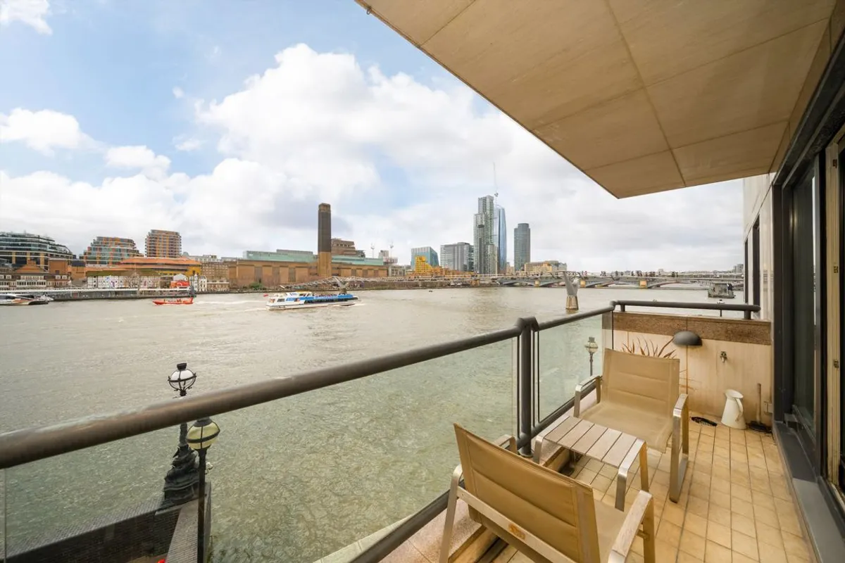 Flat High Timber Street in City of London