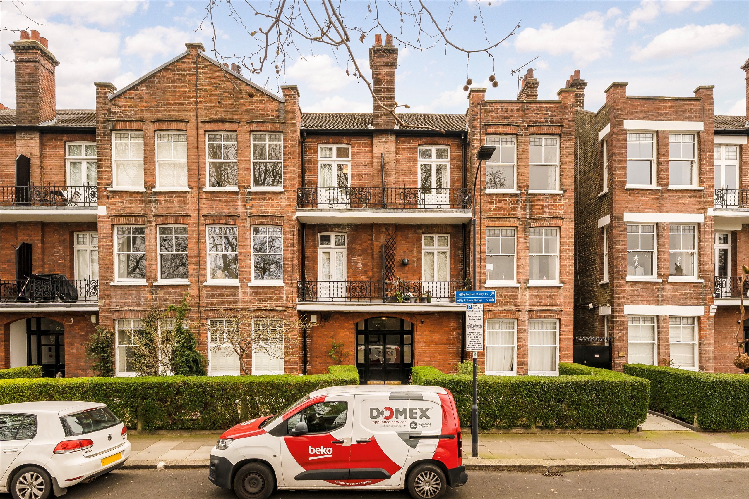 Flat Bishop's Park Road in Greater London