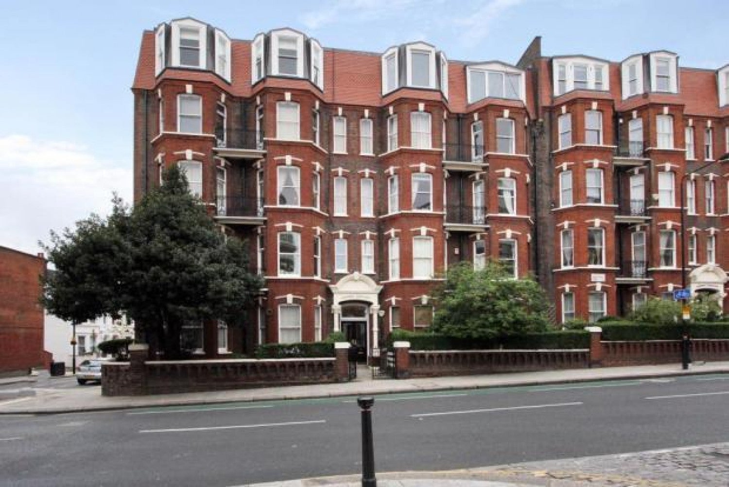 Flat Sumatra Road in Greater London