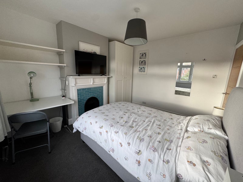Room Gwynne Road in Poole