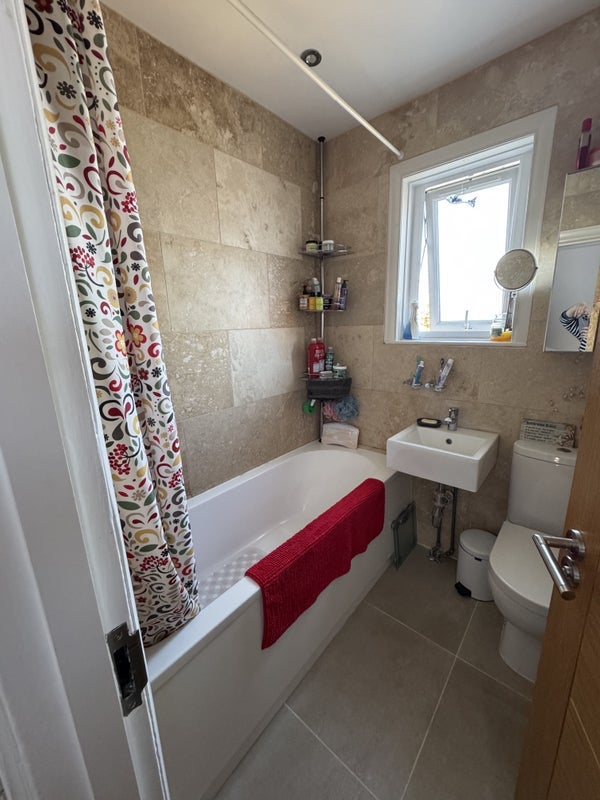 Room Gwynne Road in Poole