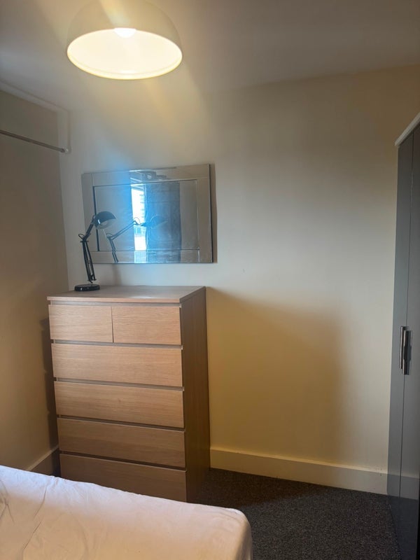 Room Falcon Drive in Cardiff