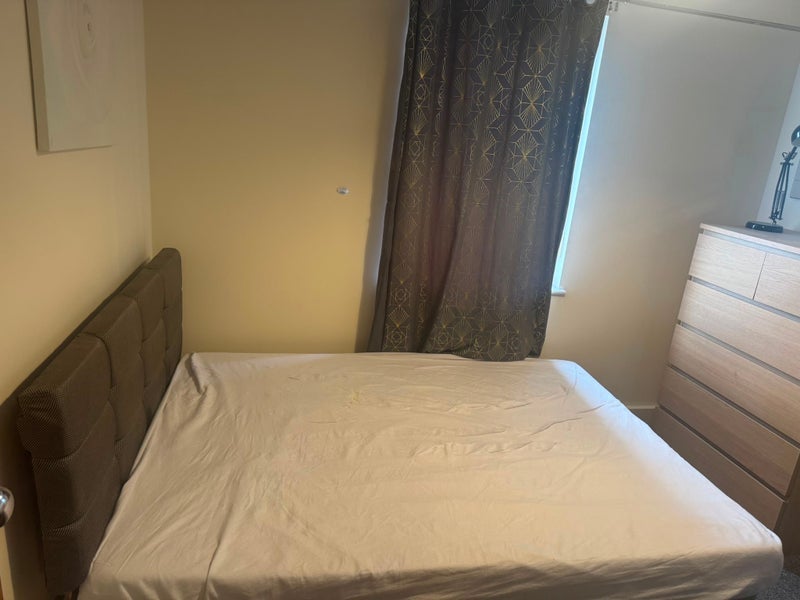 Room Falcon Drive in Cardiff