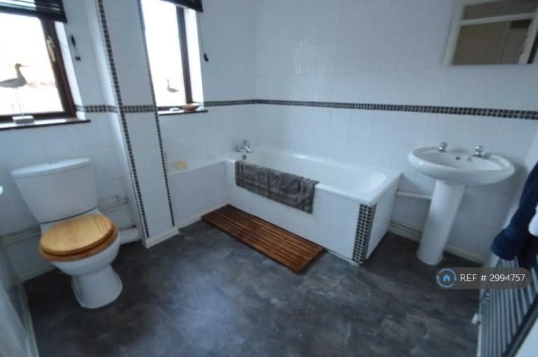 Room Mayes Close in Norwich