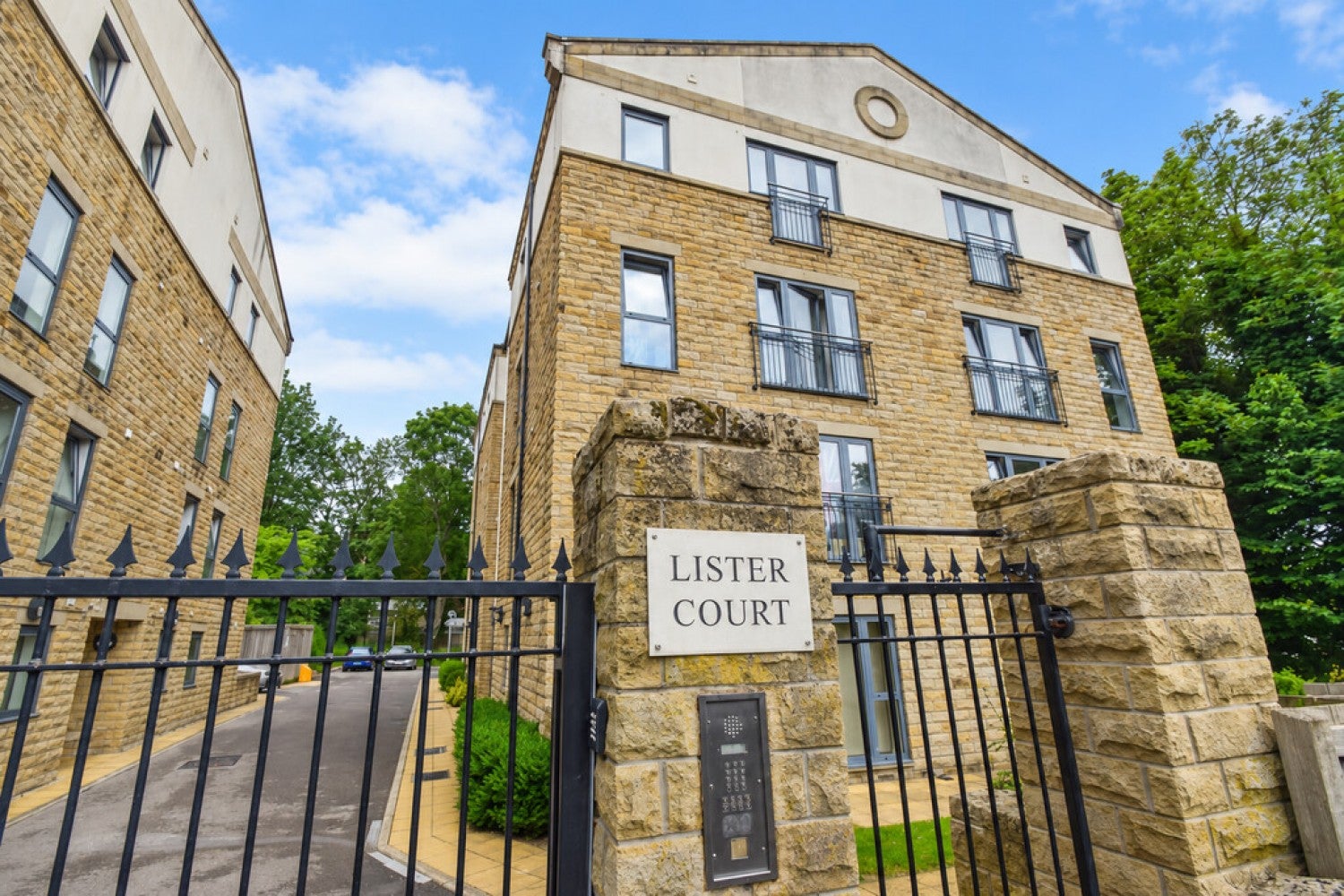 Flat Cunliffe Road in Bradford