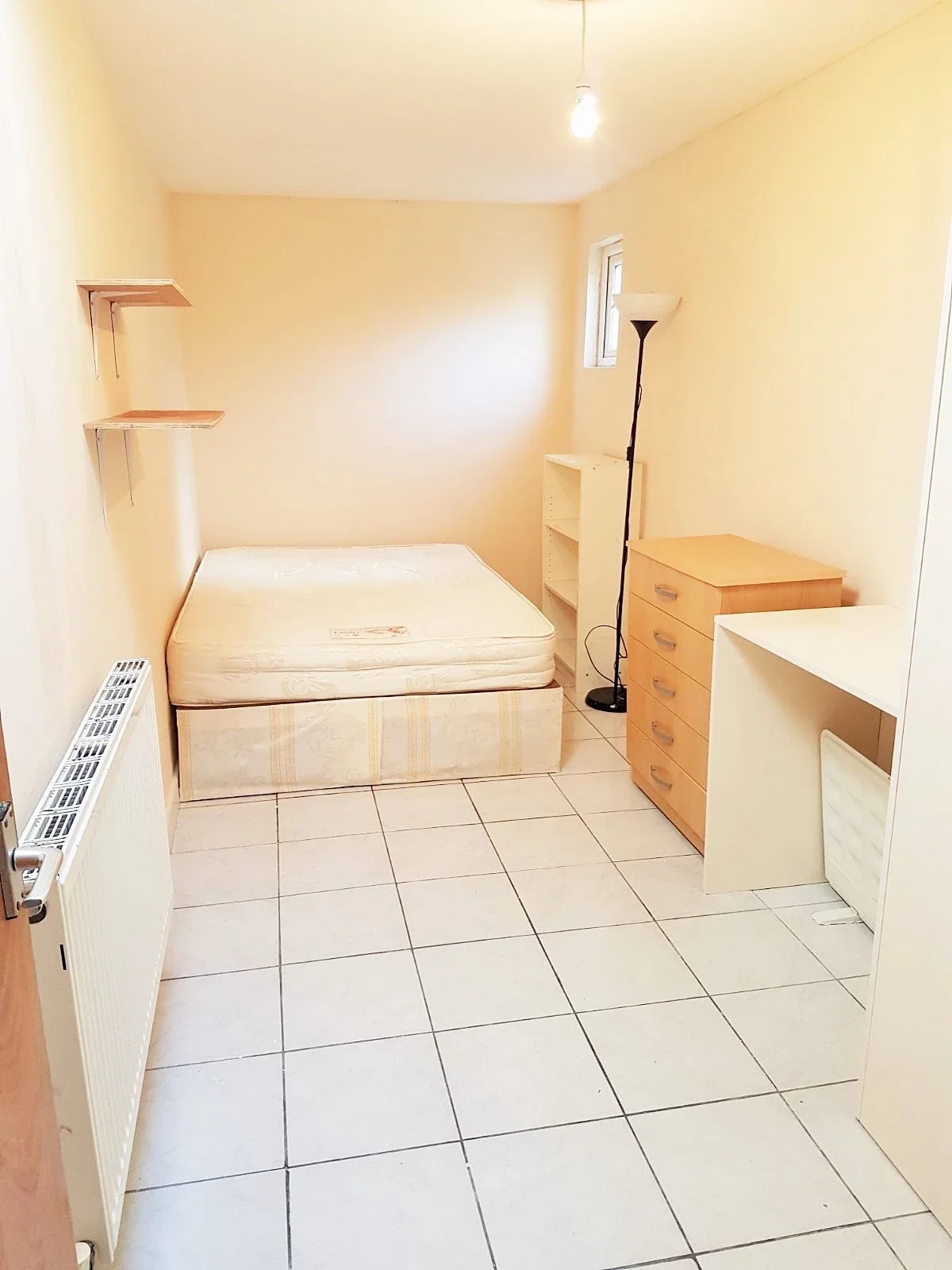 Flat Pemberton Road in Greater London
