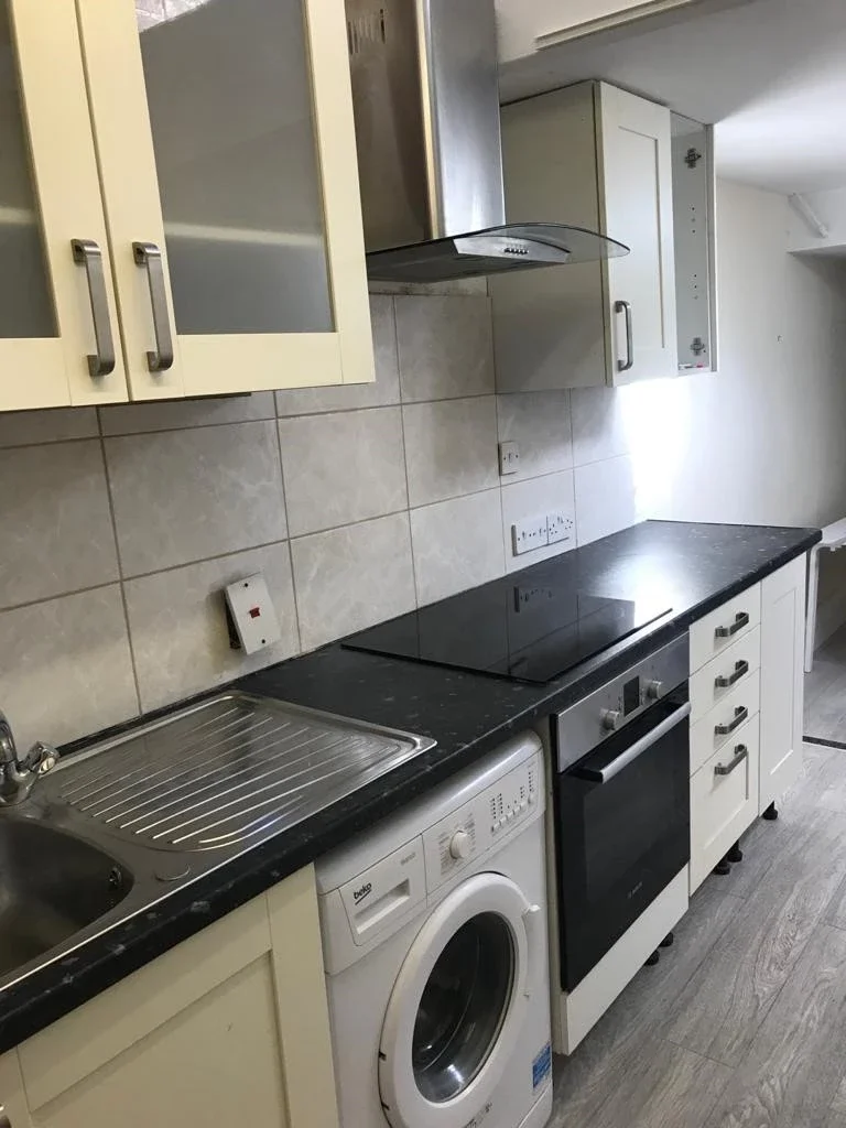 Flat Pemberton Road in Greater London