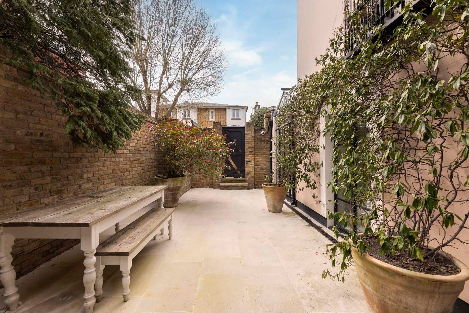 Flat Ravenscourt Square in Greater London