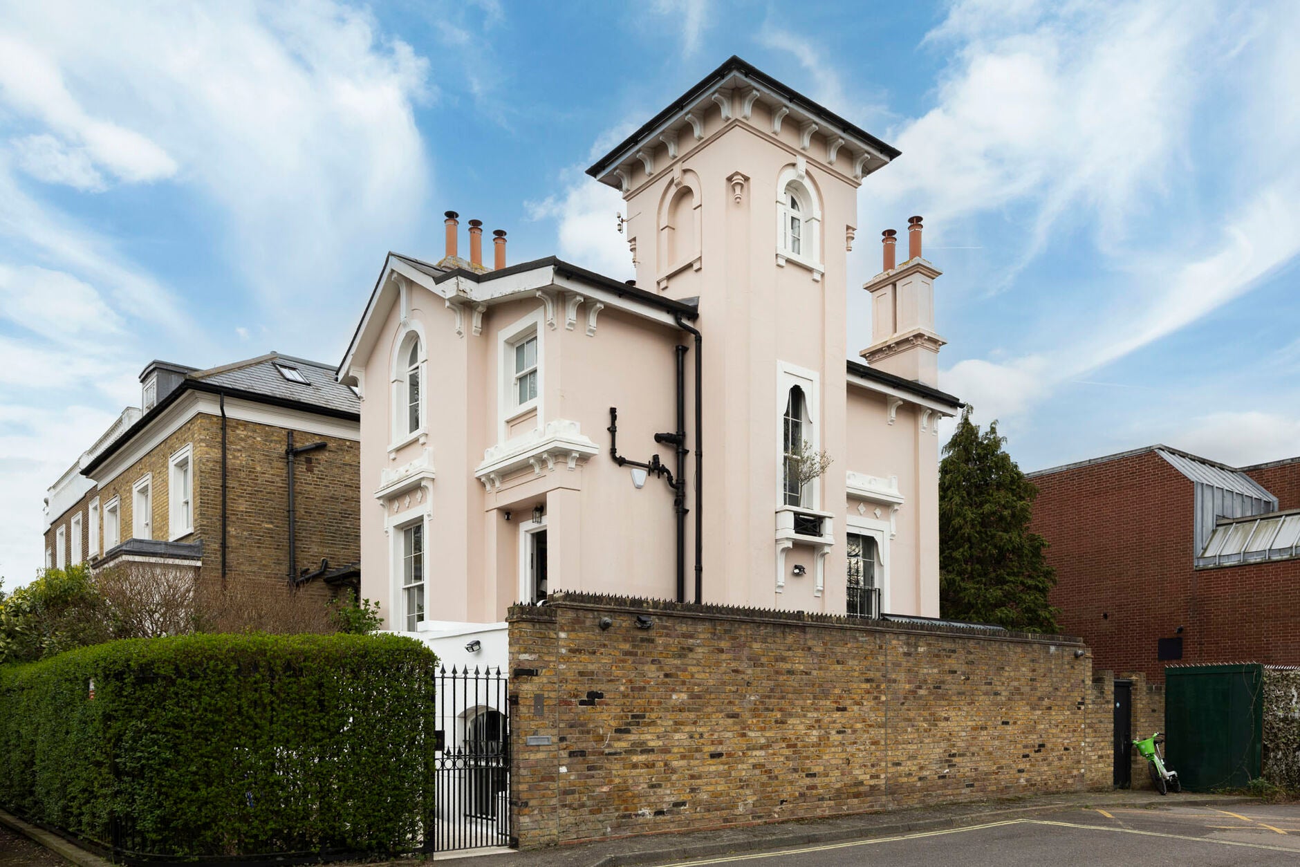 Flat Ravenscourt Square in Greater London