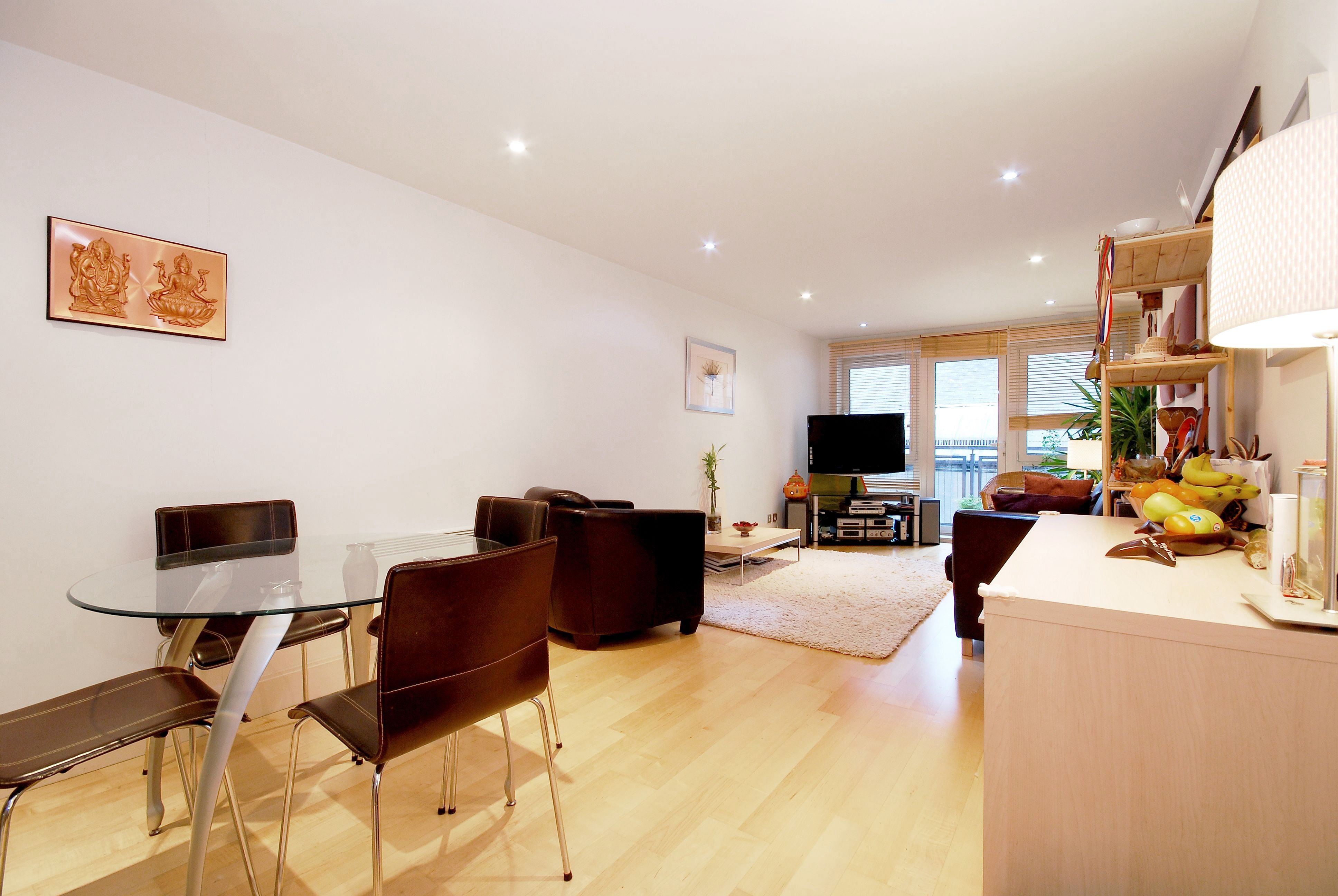 Flat Vauxhall Bridge Road in City of Westminster