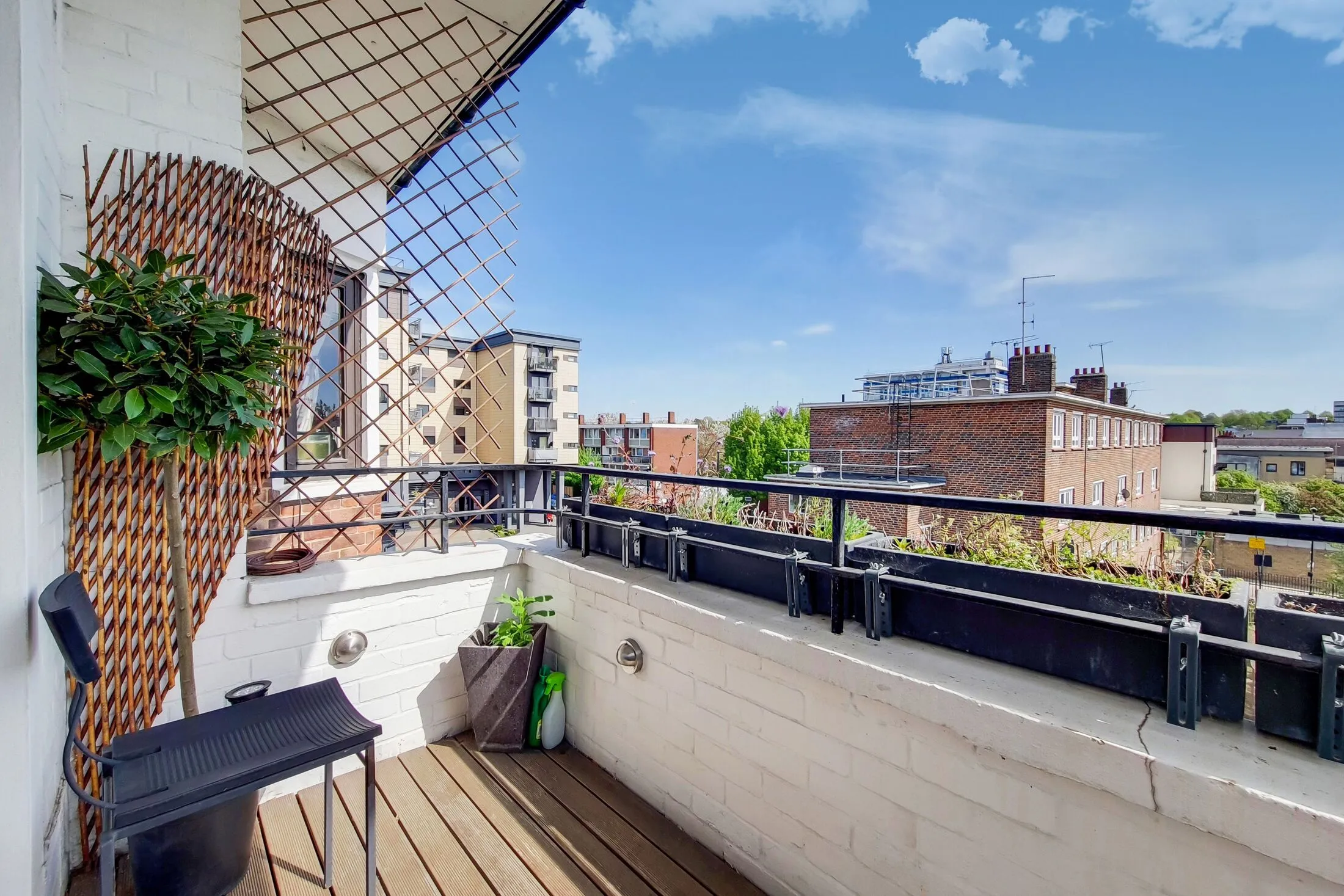 Flat Tiber Gardens in Greater London