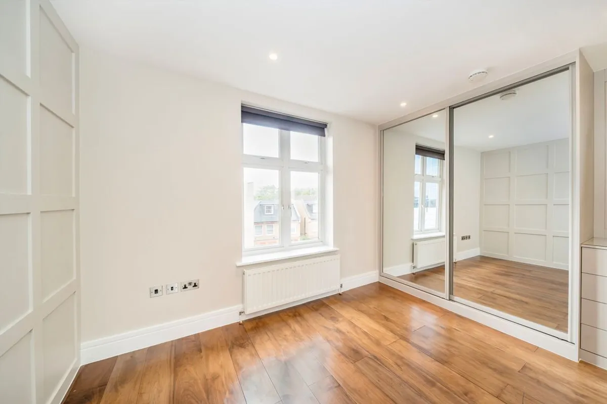 Flat Chiswick High Road in Greater London