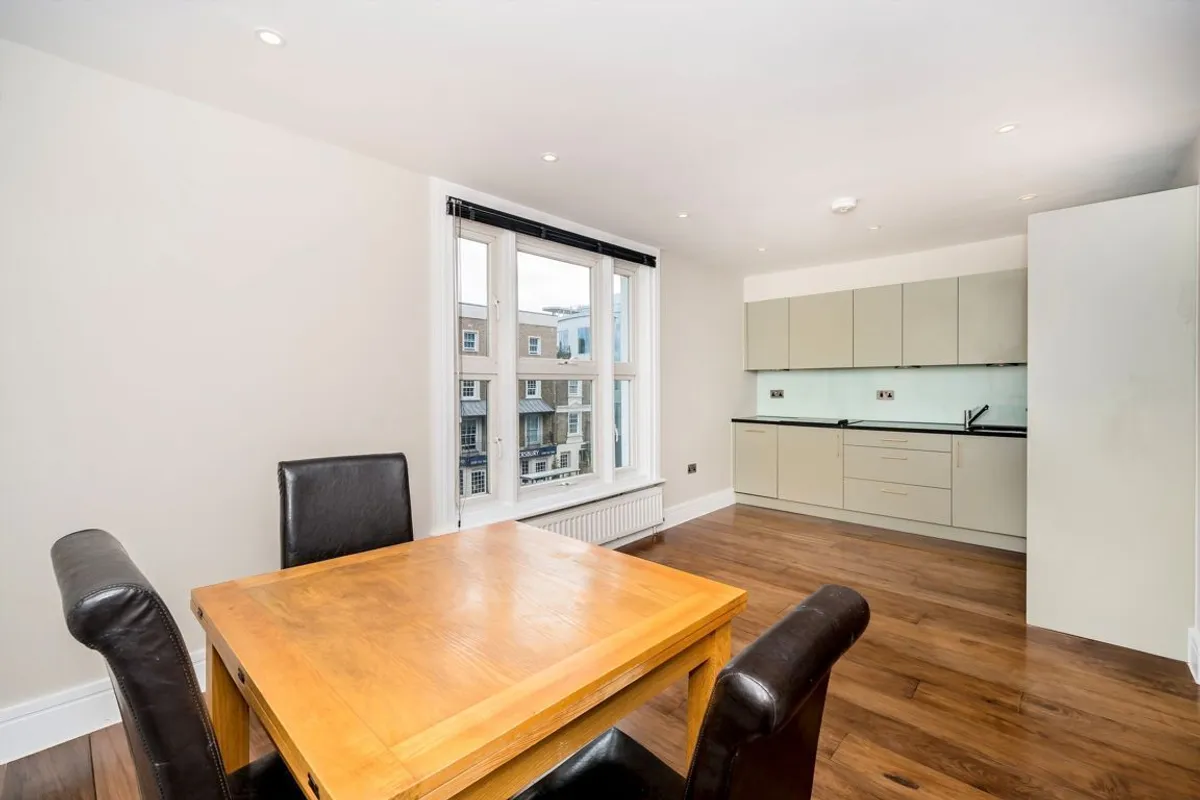 Flat Chiswick High Road in Greater London