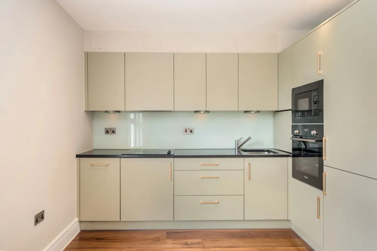 Flat Chiswick High Road in Greater London