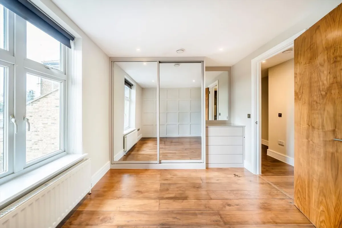Flat Chiswick High Road in Greater London