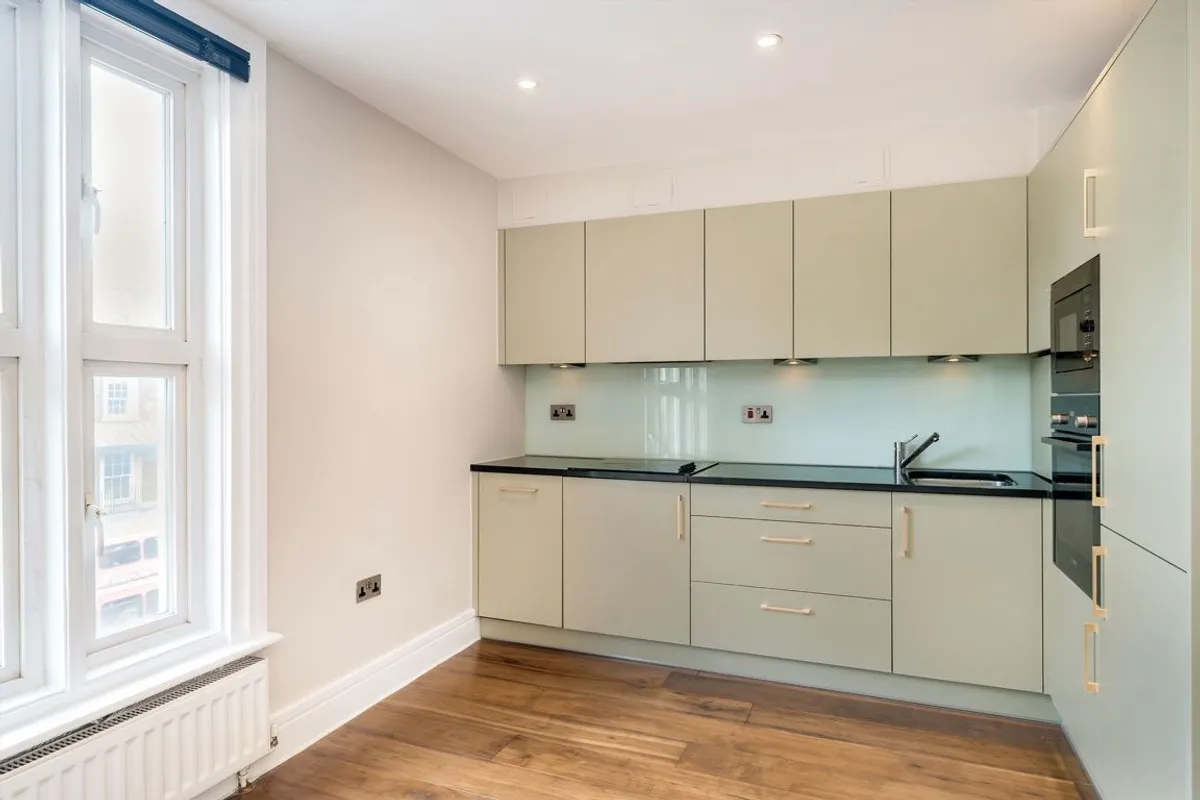 Flat Chiswick High Road in Greater London