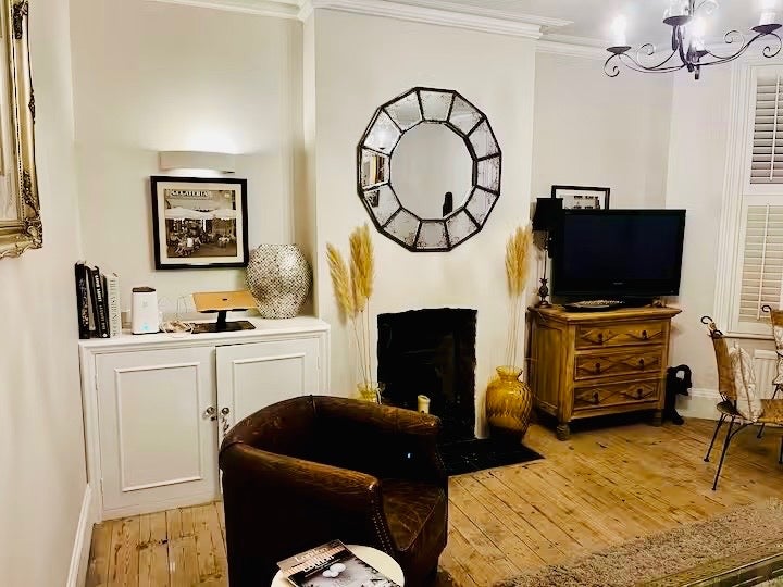Flat Dawes Road in Greater London