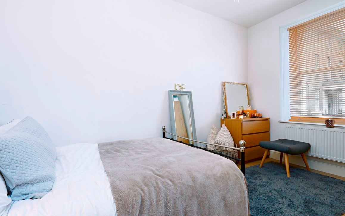 Flat Clapham Road in Greater London