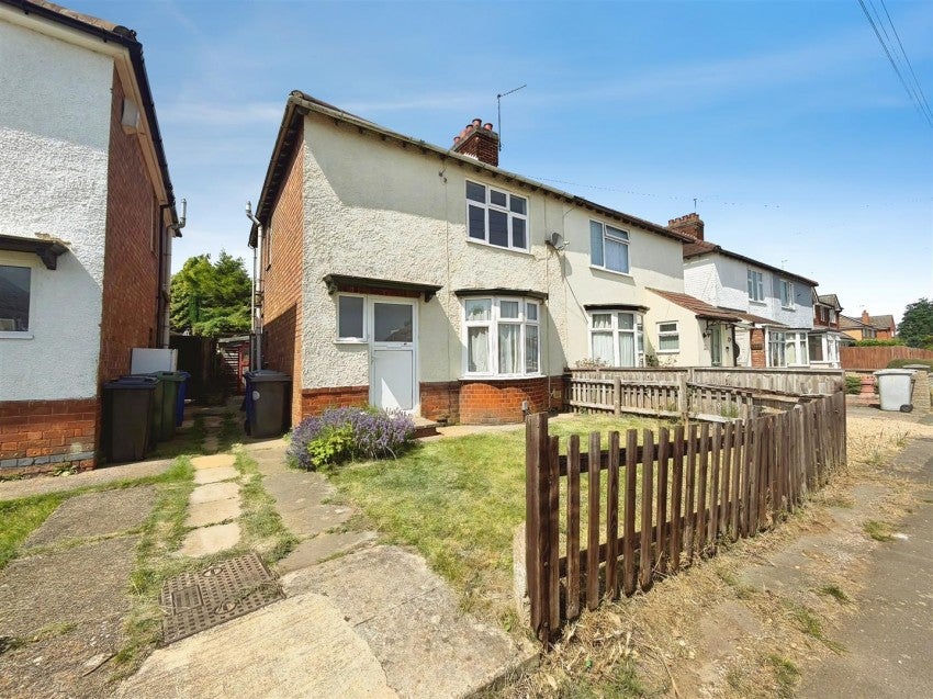 House Federation Avenue in Desborough