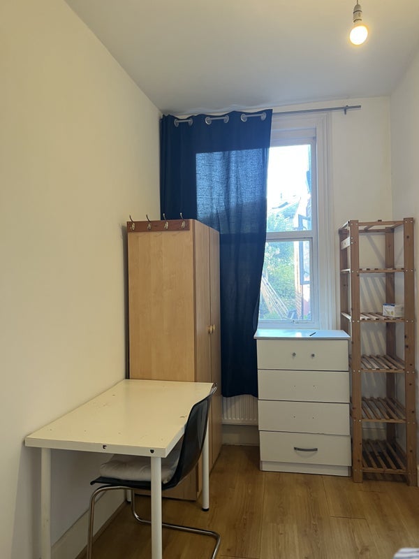 Room Harlesden Road in Greater London