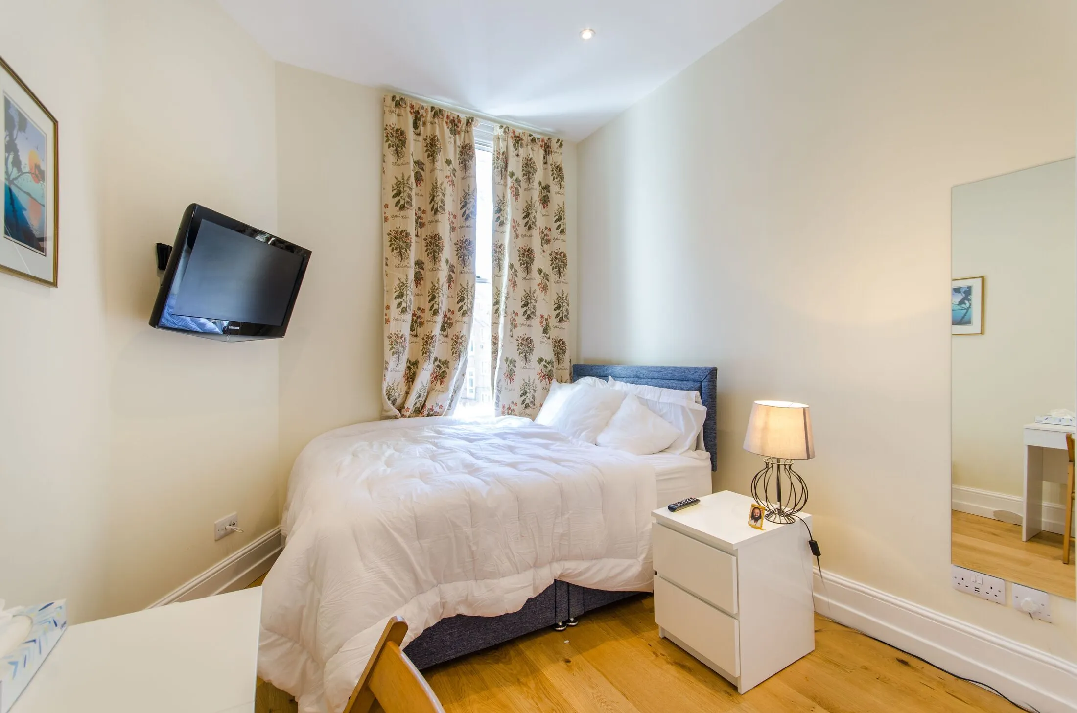 Flat Eardley Crescent in Greater London