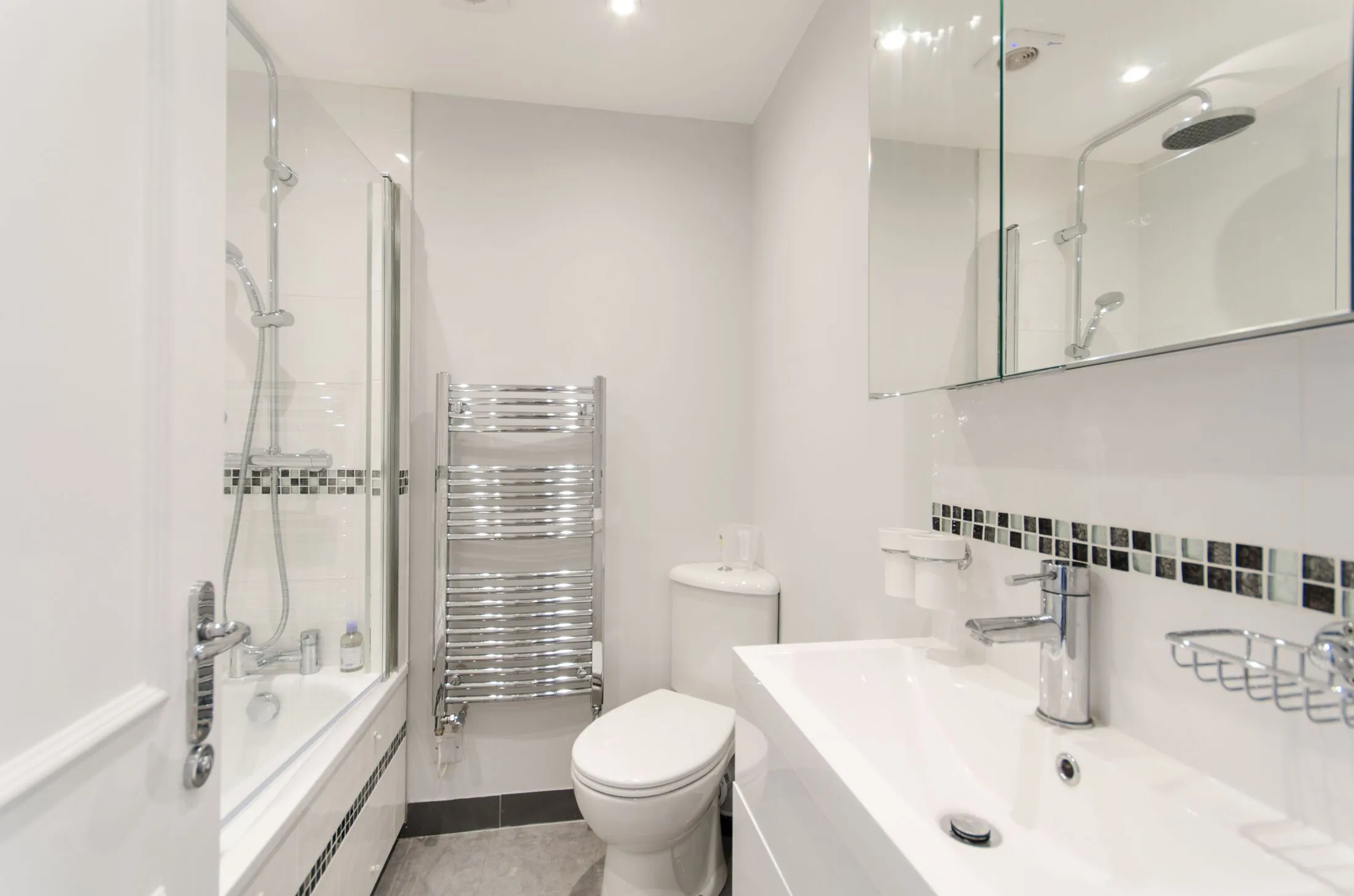 Flat Eardley Crescent in Greater London