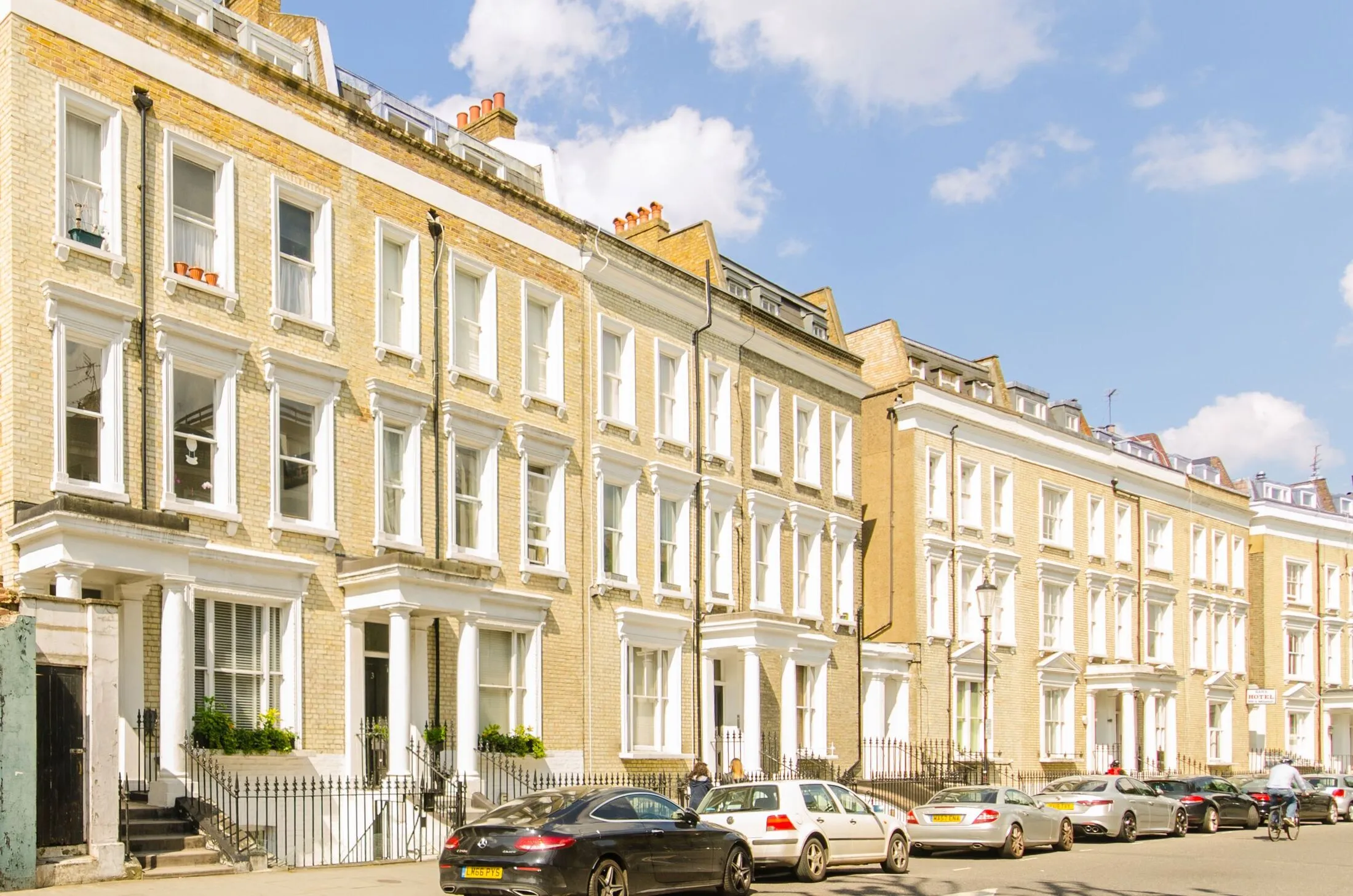 Flat Eardley Crescent in Greater London