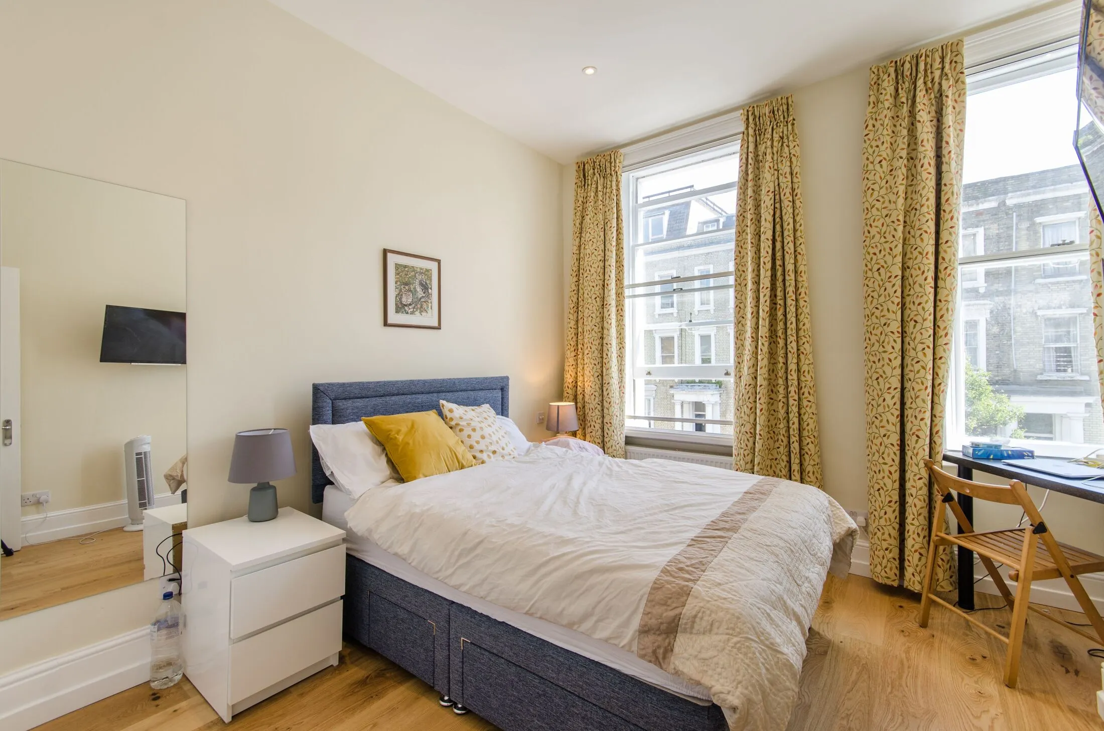 Flat Eardley Crescent in Greater London