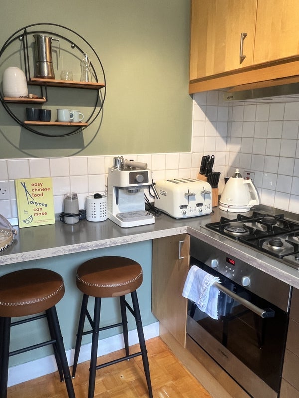 Flat Dinsdale Road in Greater London