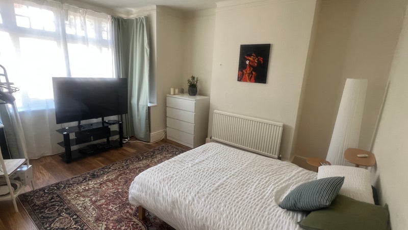 Flat Dinsdale Road in Greater London