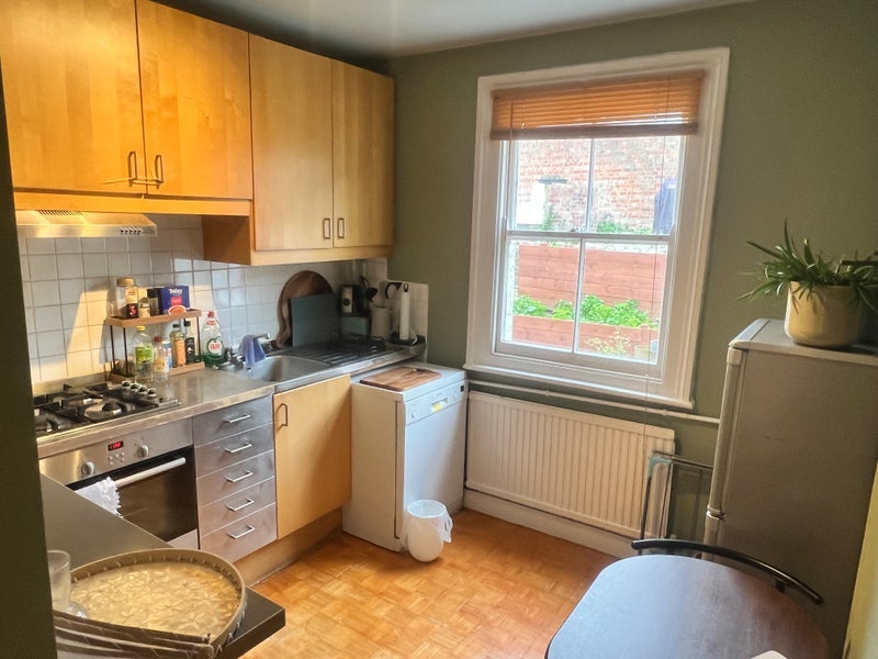 Flat Dinsdale Road in Greater London