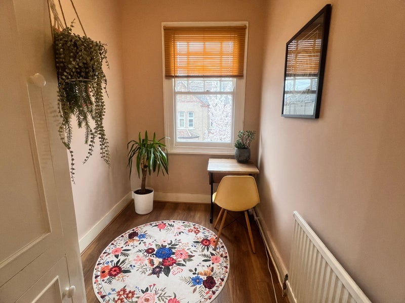 Flat Dinsdale Road in Greater London