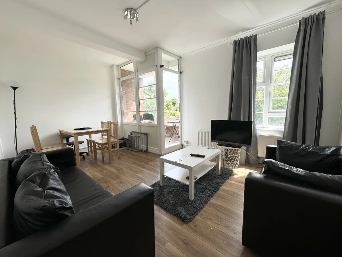 Flat Farrier Street in Greater London