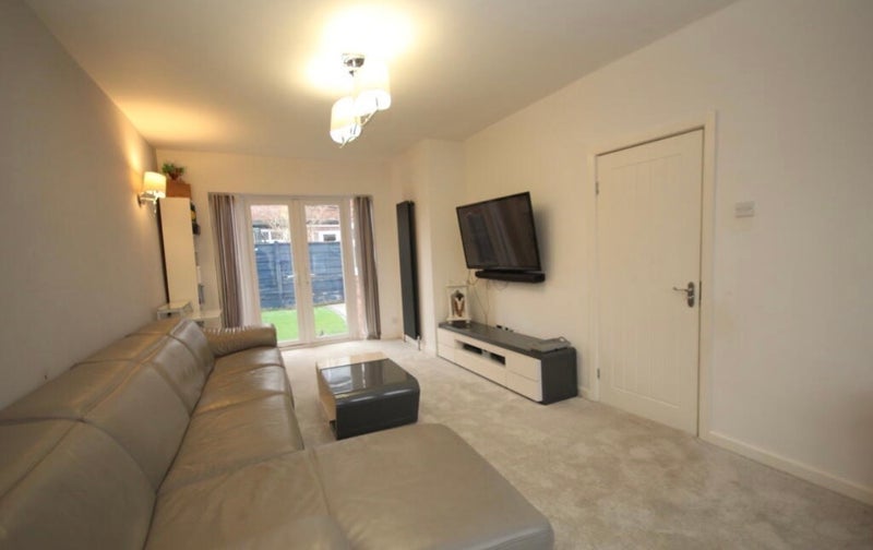 Room Dalton Avenue in Trafford