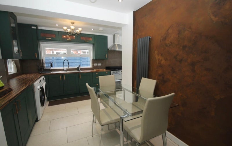 Room Dalton Avenue in Trafford