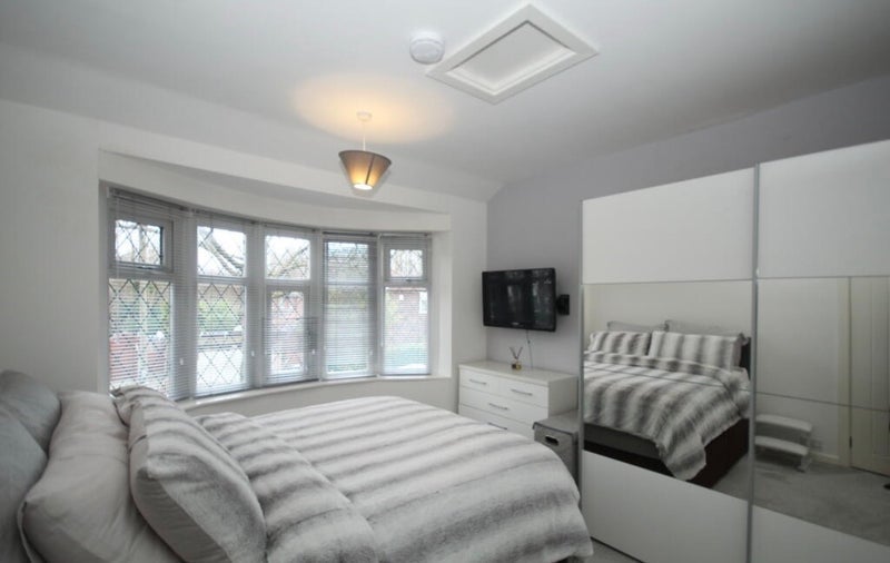 Room Dalton Avenue in Trafford