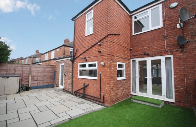 Room Dalton Avenue in Trafford