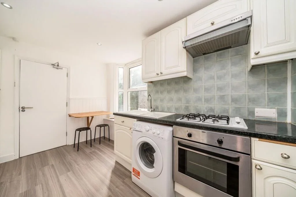 Flat Dupree Road in Greater London