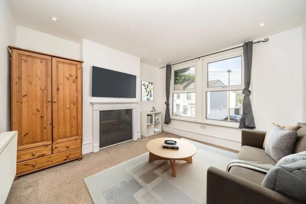 Flat Dupree Road in Greater London