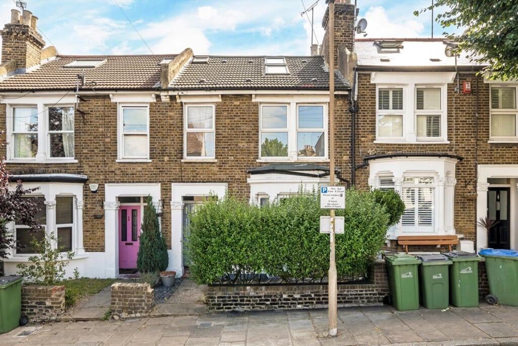 Flat Dupree Road in Greater London
