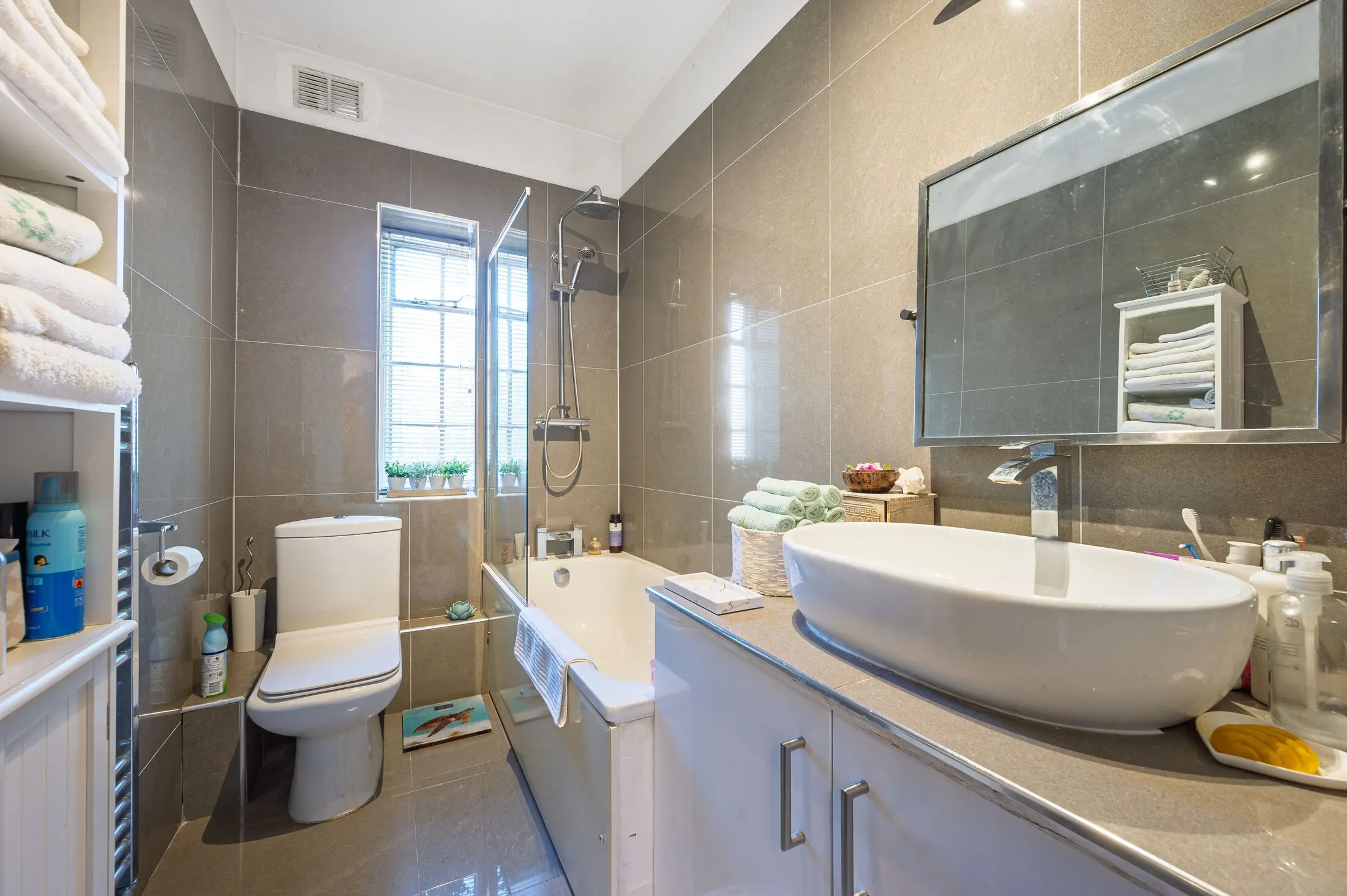 Flat Finchley Road in Greater London