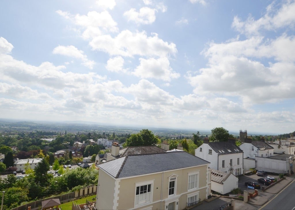 Flat Queen's Drive in Malvern Hills