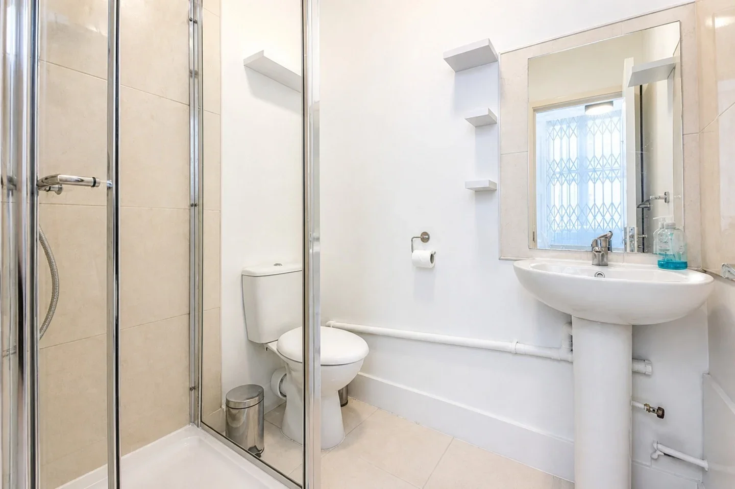 Flat Clanricarde Gardens in Greater London