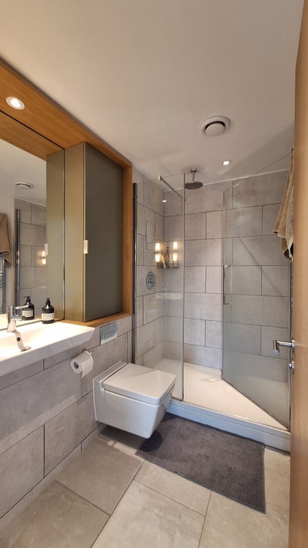 Room Maud Street in Greater London