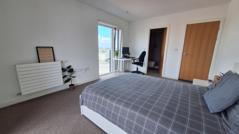 Room Maud Street in Greater London